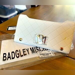NWT Badgley Mischka White Quilted Long Cardholder